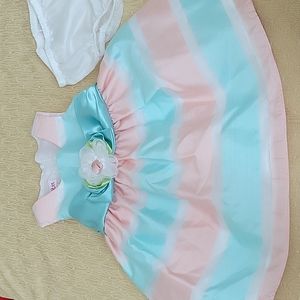 Sleeveless dress with flower detail